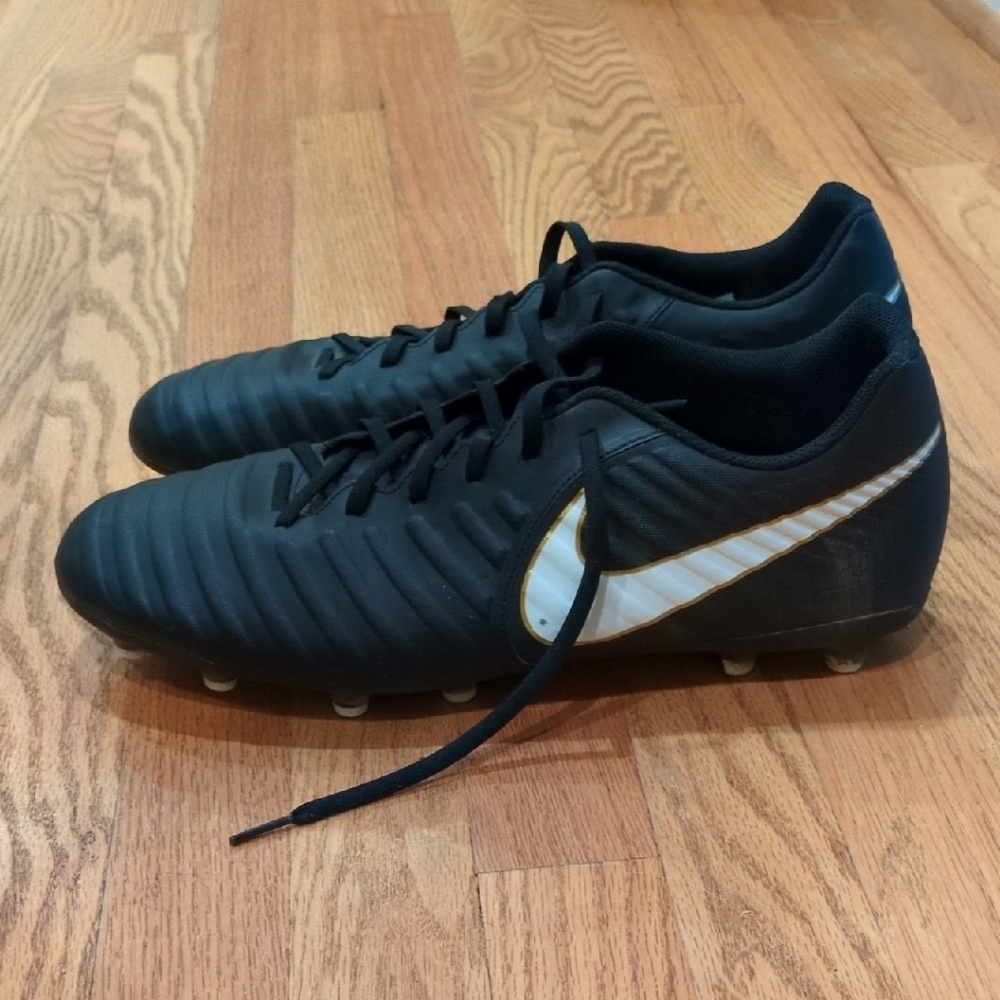 Nike Men's Tiempo Athletic Cleats